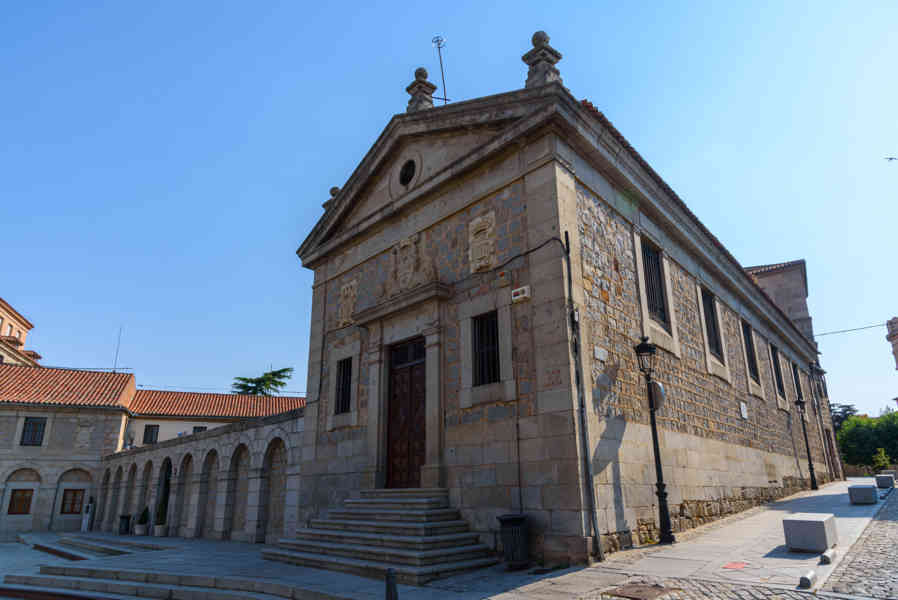 Ávila 070 - albergue de Santa Teresa.jpg
